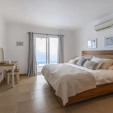 Spectacular Ocean View & Heated Pool Holiday home